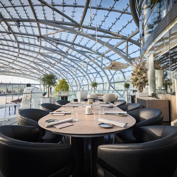 Großer gedeckter Tisch auf der Ikarus Terrasse 