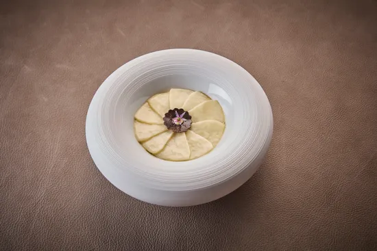 Teller mit Gerichten, Skrei – Kräuterseitling – Bergamotte – Wacholder – Périgord Trüffel