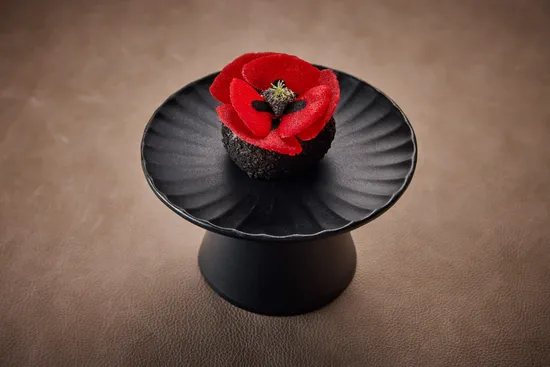 Teller mit Gerichten, Mohn – Braune Butter – Sanddorn Karamell – Haselnuss
