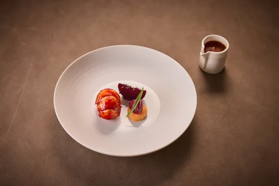 Teller mit Gerichten, Bretonischer Hummer – Rote Bete – Schokolade – Ruby Sauce