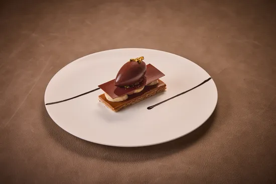 Teller mit Gerichten, Mille-feuille – Banane – Schokolade – Kakaosorbet