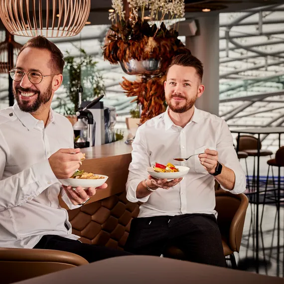 Bar Food Gerichte mit zwei Bar Mitarbeiter 