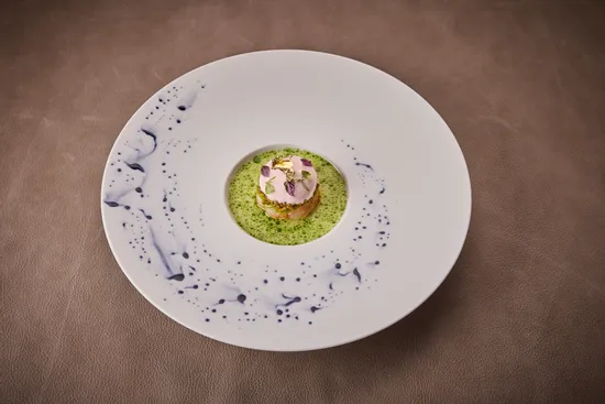 Teller mit Gerichten, Rote Garnele – Gurke – Pomelo – Holunderblütenessig – Jalapeño Bouillon