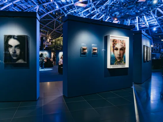 Kunstwerke von Maxim Wakultschik aus der Ausstellung – Beyond the Surface im Ausstellungsbereich des Red Bull Hangar-7