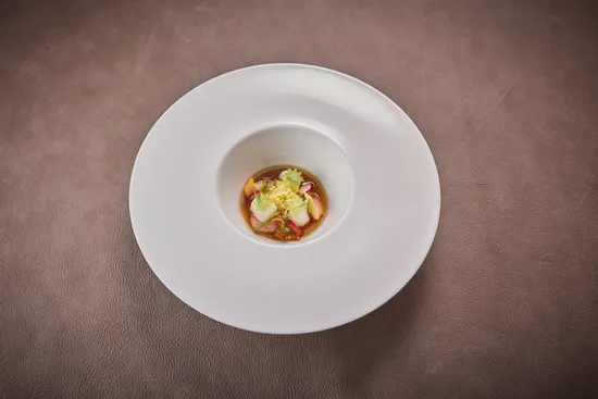 Teller mit Gericht, Mallorquinische rote Garnele Sepia – Vongole – Salicorn – Palo Cortado Vinaigrette