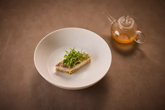 Teller mit Gerichten, Rotbarbe – Meeresfrüchte Consommé – Timut Pfeffer – Koriander