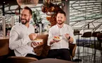 Bar Food Gerichte mit zwei Bar Mitarbeiter 