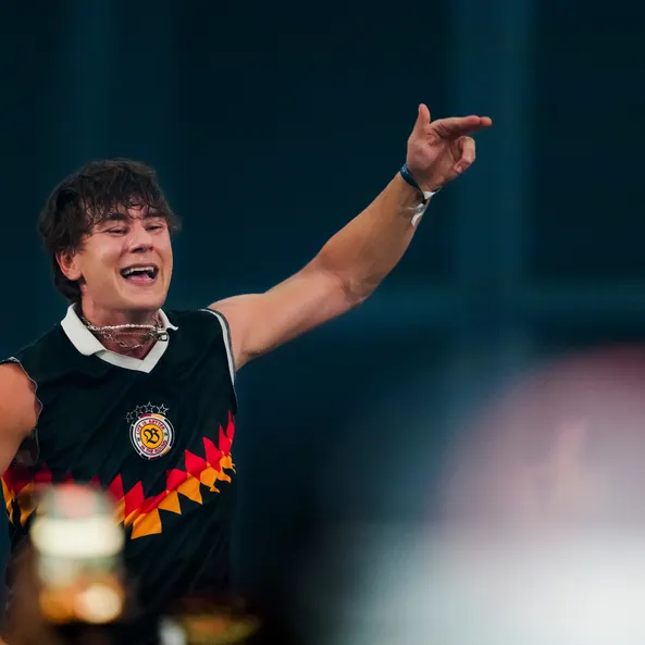 BUNT. performt voller Energie beim Sunset-Event im Red Bull Hangar-7.