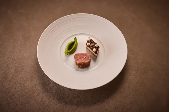Teller mit Gerichten, Lamm aus der Maison Greffeuille – Rücken & Schulter – Kohlrabi – Erbse – Minze