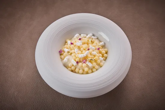 Teller mit Gericht, Torrija Brioche – Vanille – Galgant – Meringue – braune Butter