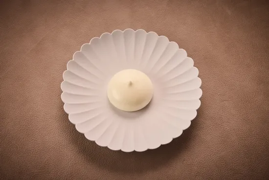 Teller mit Gerichten, Wolfsbarsch – Gurken Meringue – Tzatziki Sorbet